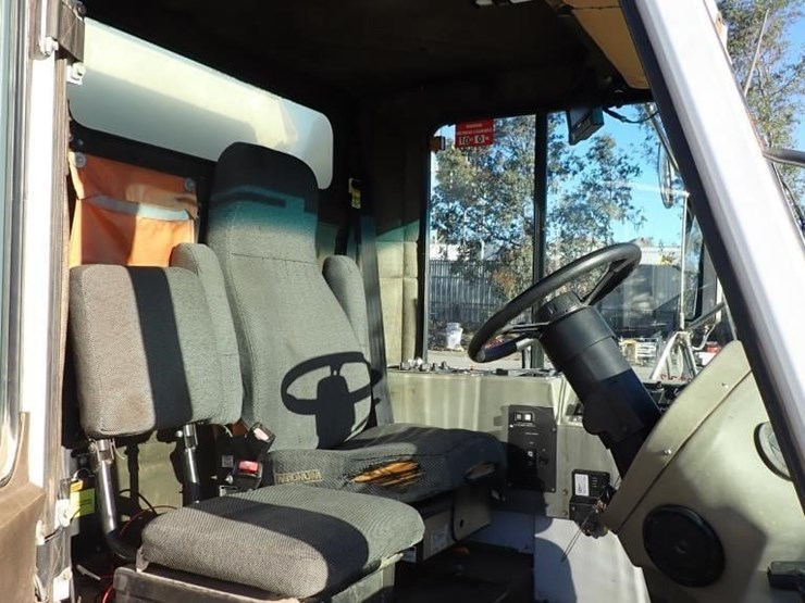 2014-global-m4-street-sweeper-truck-image-21