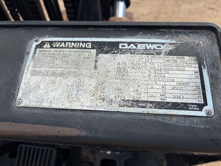 daewoo-3-stage-4,500lb.-capacity-mast-solid-tired-propane-forklift-image-23