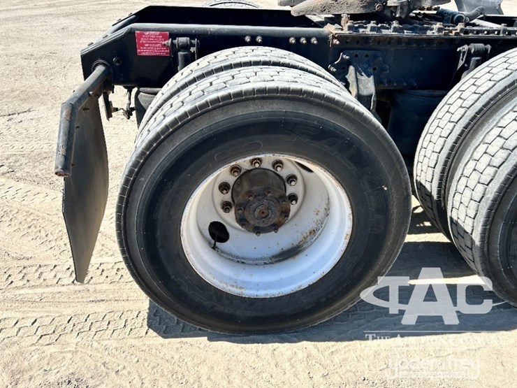 2014-volvo-vnl-image-14