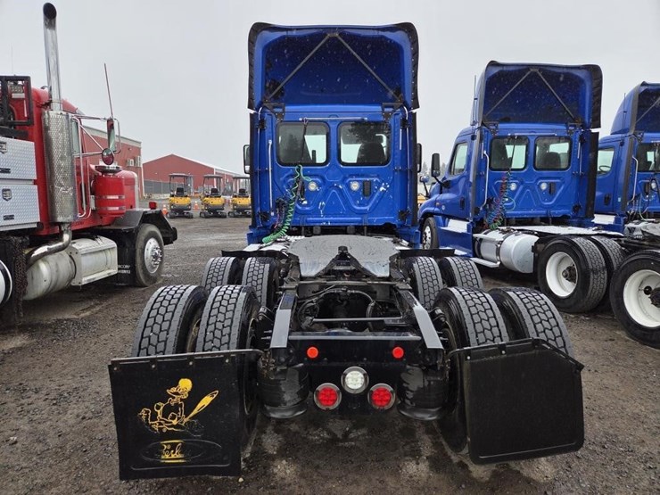 2017-freightliner-cascadia-3-axle-truck-tractor-image-5
