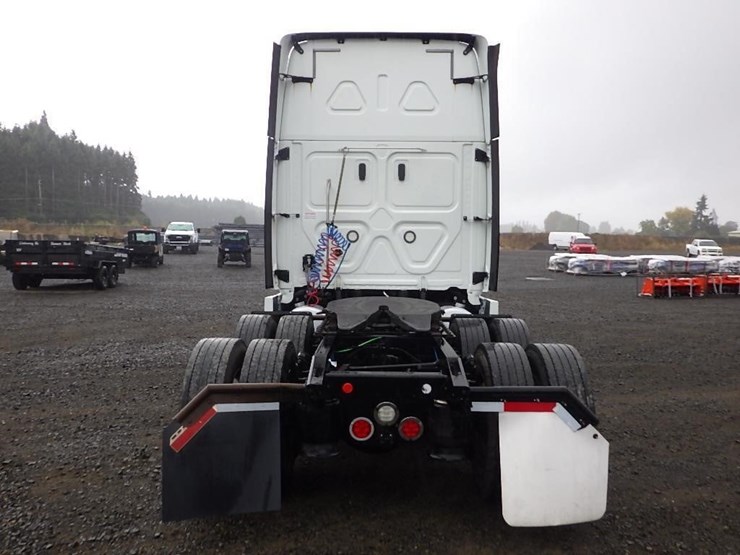2018-freightliner-cascadia-3-axle-sleeper-truck-image-4