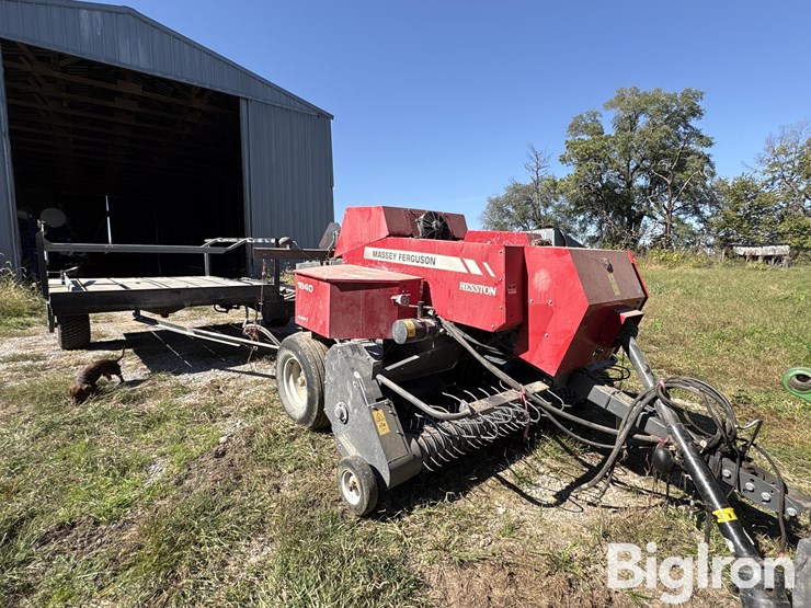 massey-ferguson-hesston-1840-small-square-baler-&-hoelscher-accumulator-image-1