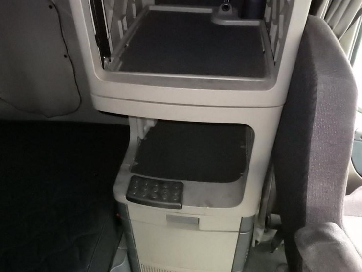 2018-freightliner-cascadia-3-axle-sleeper-truck-image-34