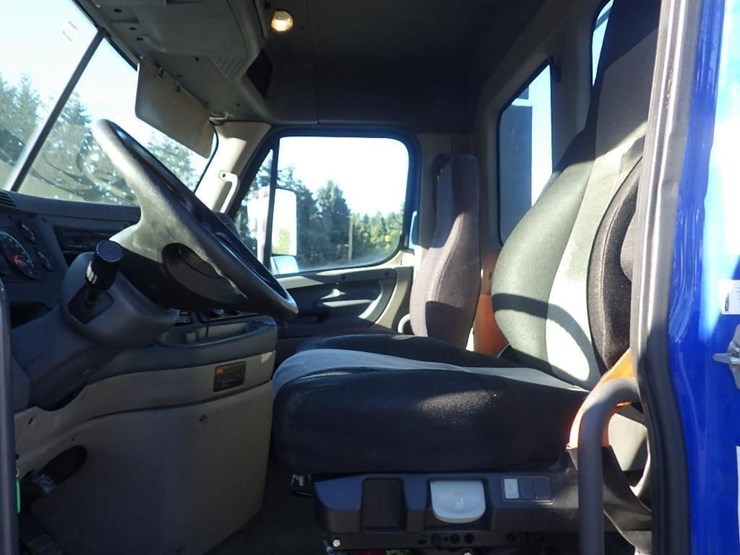 2017-freightliner-cascadia-3-axle-truck-tractor-image-28
