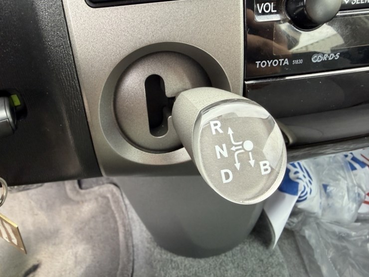 2009-toyota-prius-hybrid-sedan-image-34