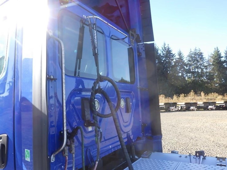 2017-freightliner-cascadia-3-axle-truck-tractor-image-12