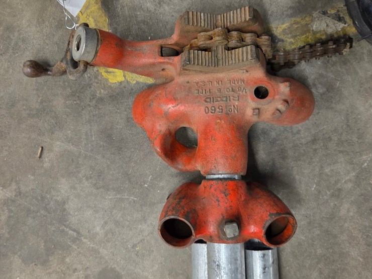 #91-•-rigid-chain-pipe-vice-with-stand-image-1