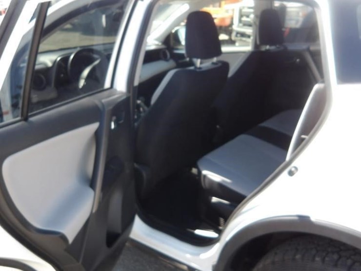 2016-toyota-rav4-xle-image-14