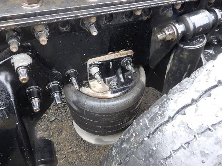 2018-freightliner-cascadia-3-axle-sleeper-truck-image-23