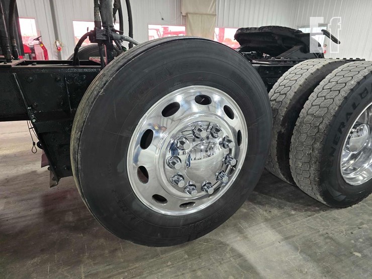 2016-kenworth-t800-image-36