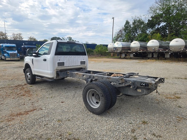 2021-ford-f350-image-8