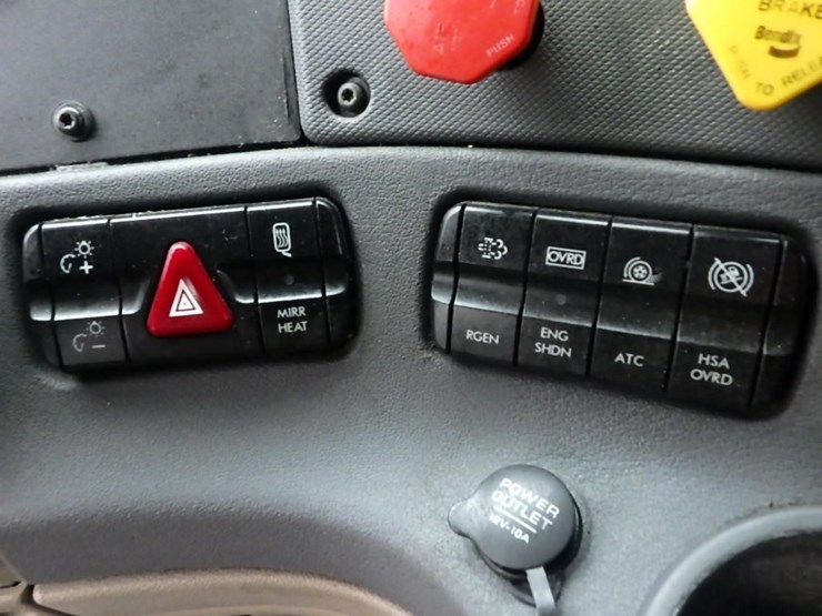 2018-freightliner-cascadia-3-axle-sleeper-truck-image-41