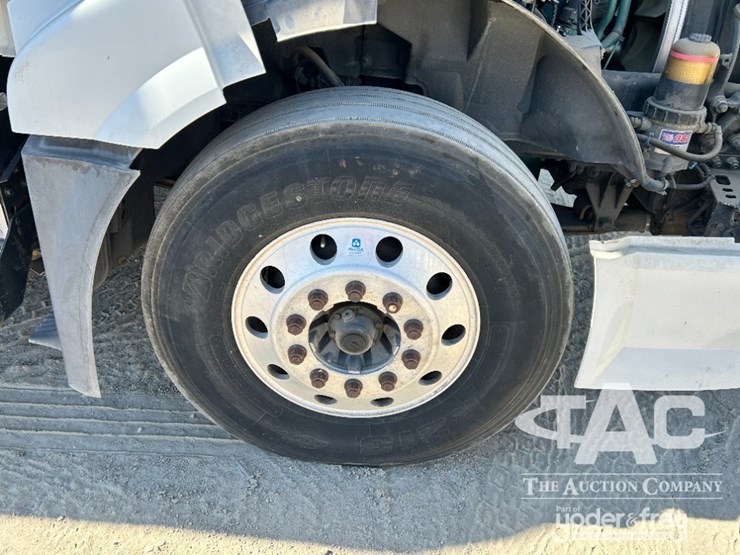 2014-volvo-vnl-image-16