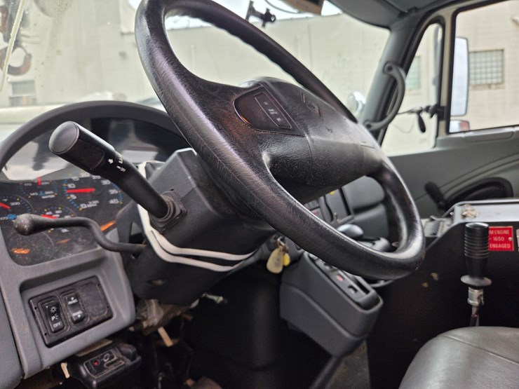 #2-•-2005-international-4400-truck---2005-international-pole-truck-/-vin:-1htmkaan35h167251-/-55,644-miles-image-28