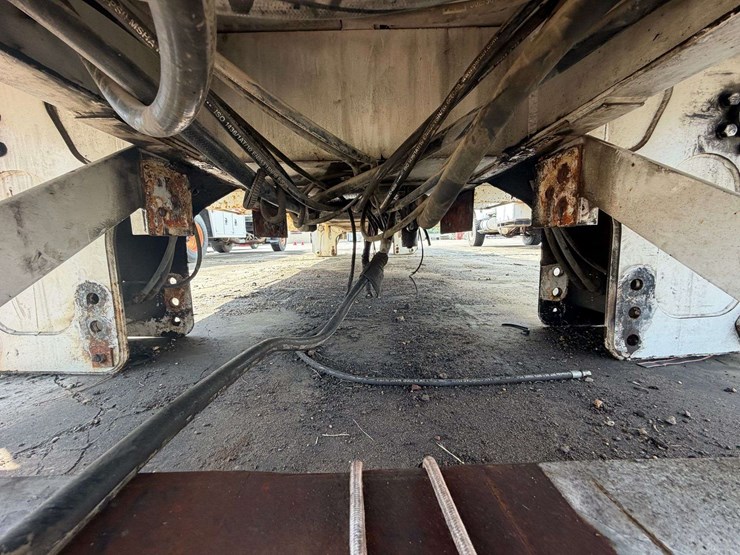 2005-altec-ah125-125’-telescoping-bucket-w/truck-body-image-11