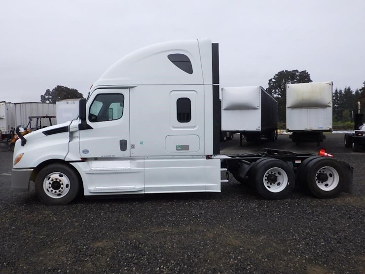 2019-freightliner-cascadia-3-axle-sleeper-truck-image-2