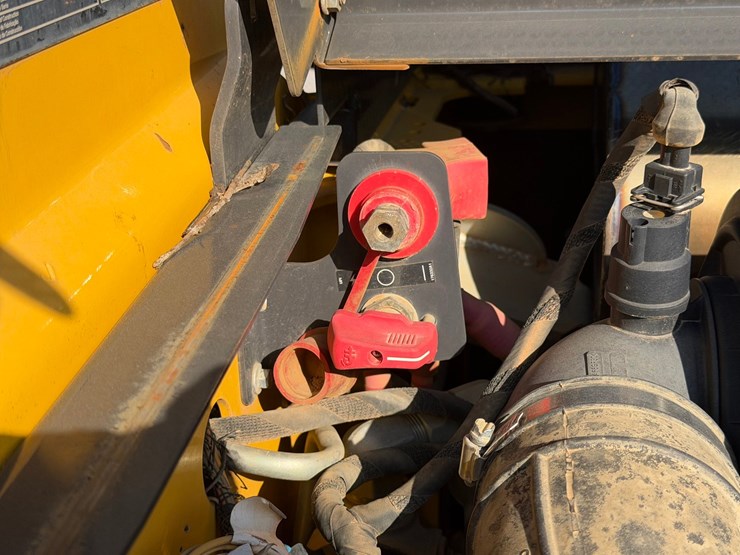 #4093-•-2023-new-holland-c334-tracked-skid-steer-image-38