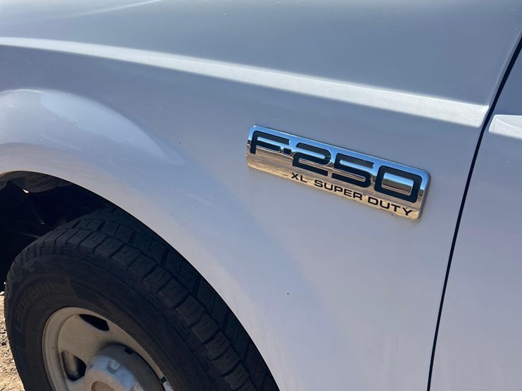 2005-ford-f250-xl-super-duty-s/a-regular-cab-sevice-truck-image-11