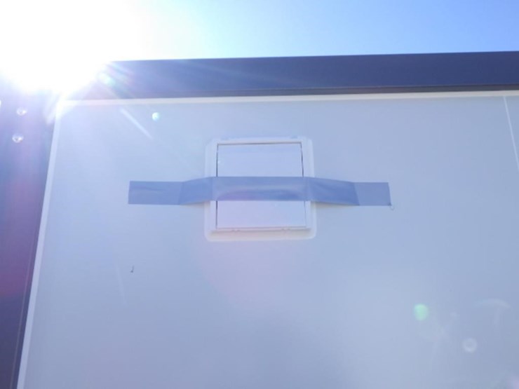 double-stall-portable-toilet-image-14