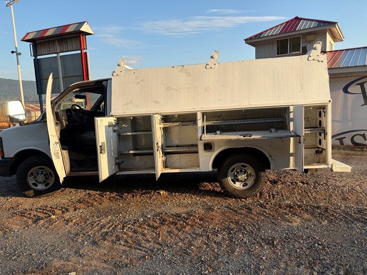 #4554-•-2015-chevrolet-express-work-van-image-35
