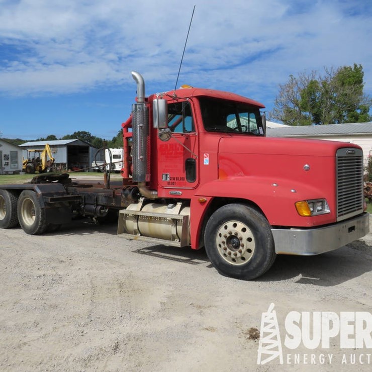 2000 FREIGHTLINER FLD Long Conventional T/A Winch Tractor