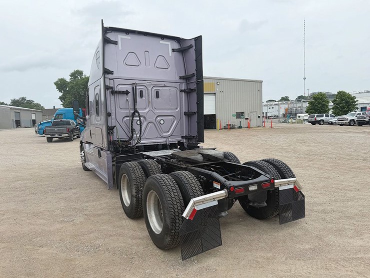 2023-freightliner-cascadia-126-image-2