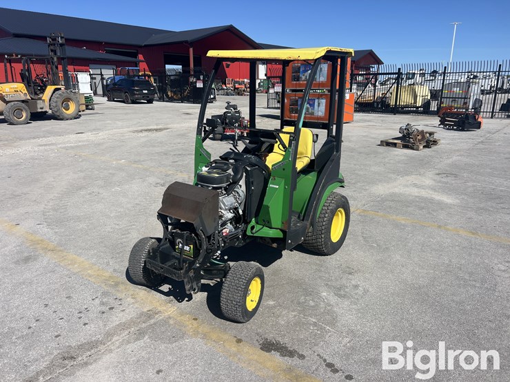 john-deere-x700-lawn-tractor-image-1