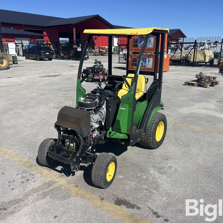 John Deere X700 Lawn Tractor
