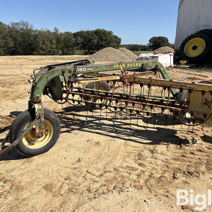 John Deere 660 Rake