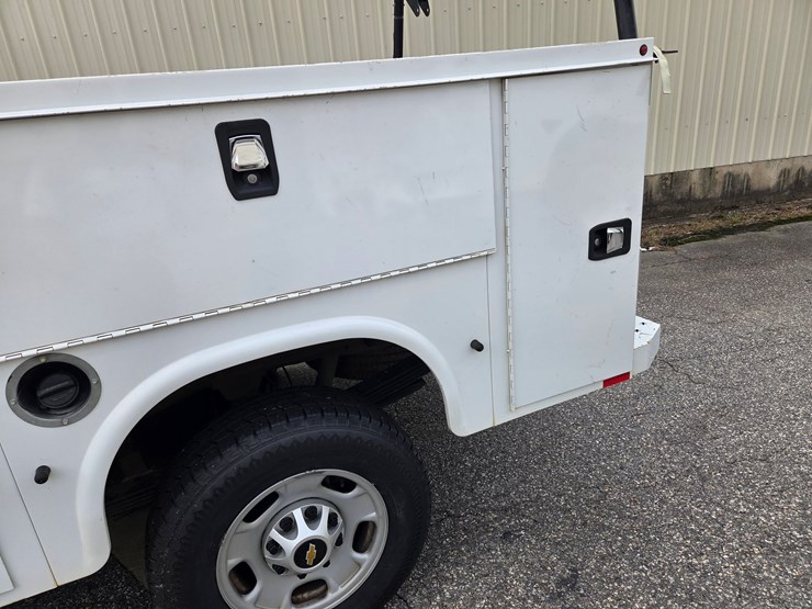 #6-•-2022-chevrolet-2500-service-truck-/-vin:-1gbowle71nf140105-/-68.050-image-8