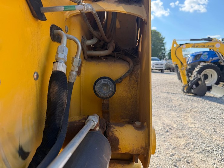 #4093-•-2023-new-holland-c334-tracked-skid-steer-image-22
