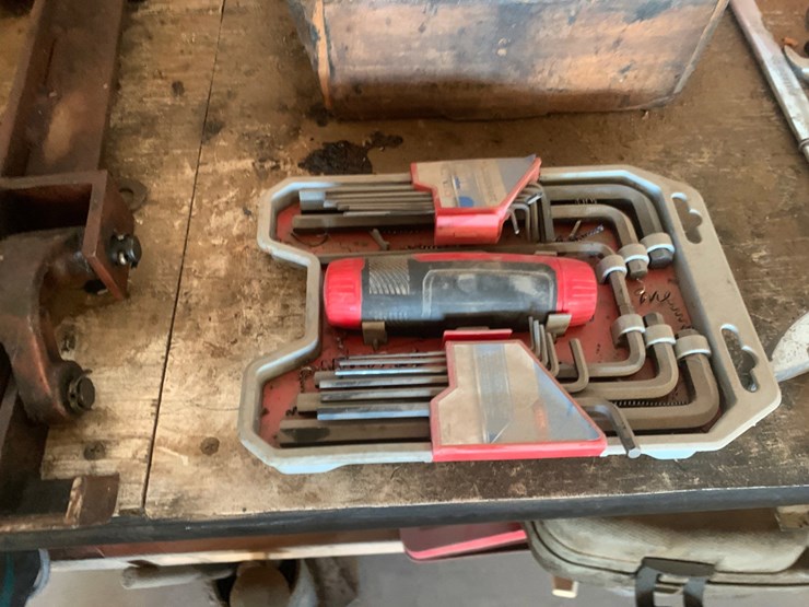 8’-x-2’-x-3’-metal-work-bench-and-all-it’s-contents-image-10