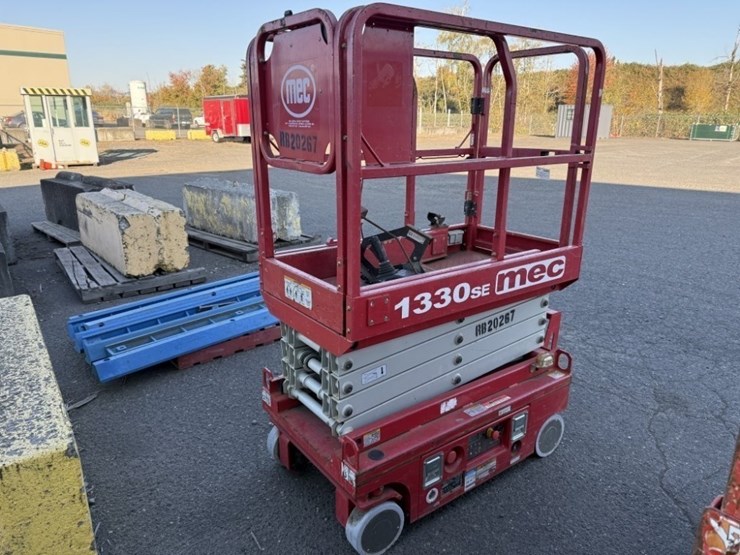 2020-mec-1330se-scissor-lift-image-3