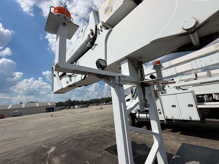 2005-altec-ah125-125’-telescoping-bucket-w/truck-body-image-35