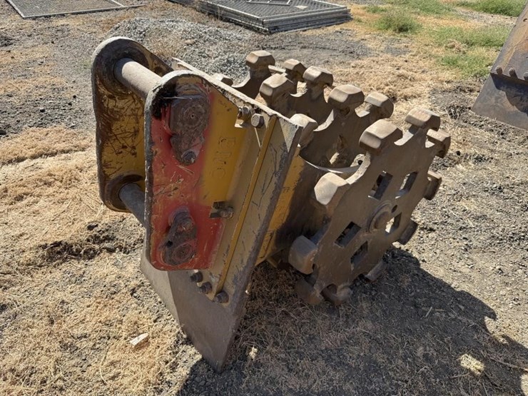 cat-36"-excavator-compaction-wheel-image-5