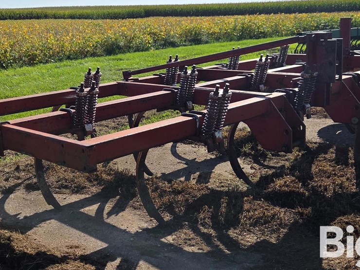 international-55-chisel-plow-image-3