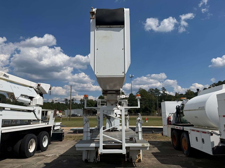 2005-altec-ah125-125’-telescoping-bucket-w/truck-body-image-5