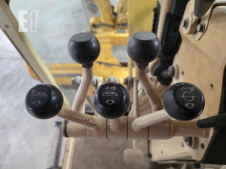 2004-caterpillar-143h-image-18
