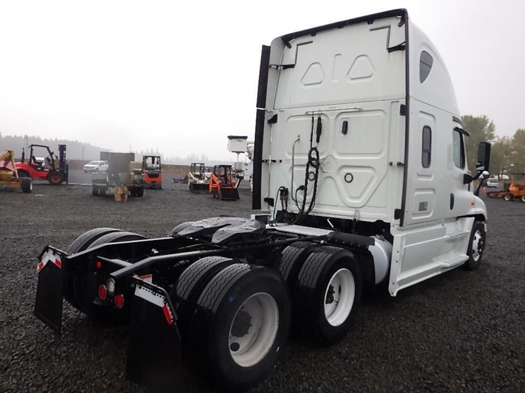 2018-freightliner-cascadia-3-axle-sleeper-truck-image-5