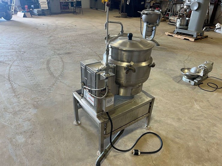 vulcan-k12ett-electric-tilting-steam-kettle-w/-stand-image-2