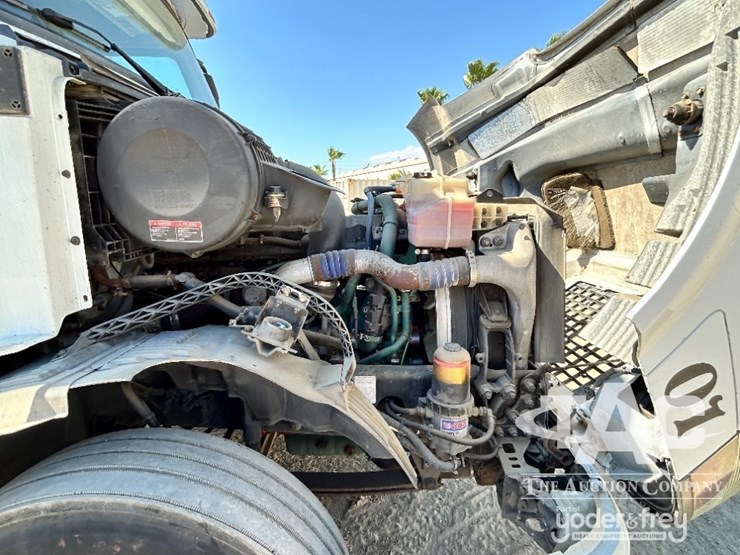 2014-volvo-vnl-image-5