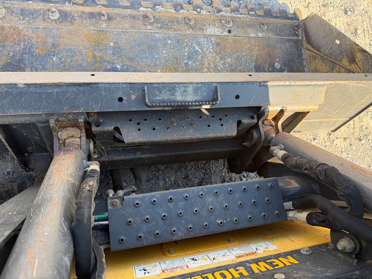 #4093-•-2023-new-holland-c334-tracked-skid-steer-image-13