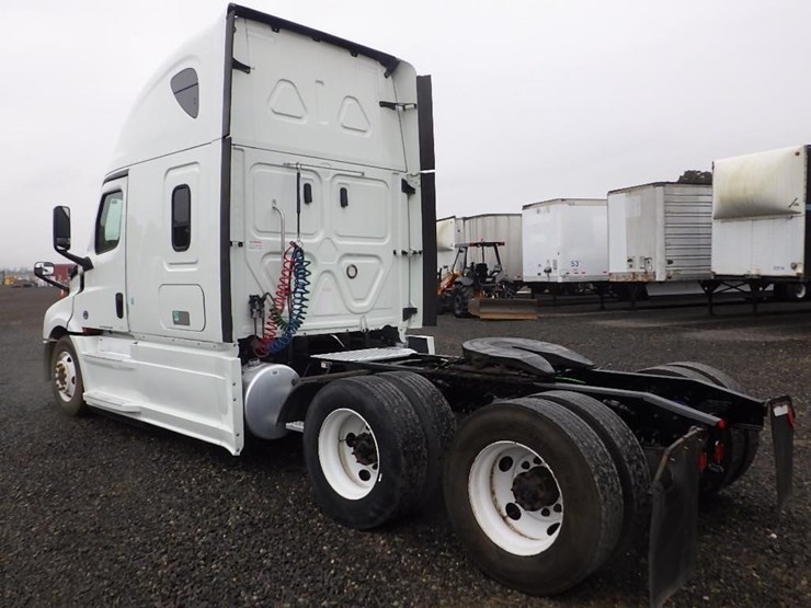 2019-freightliner-cascadia-3-axle-sleeper-truck-image-3