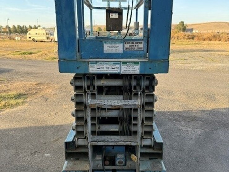 2011-genie-gs-3232-scissor-lift-image-5