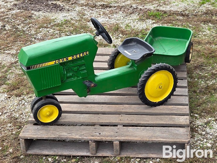 john-deere-pedal-tractor-image-2