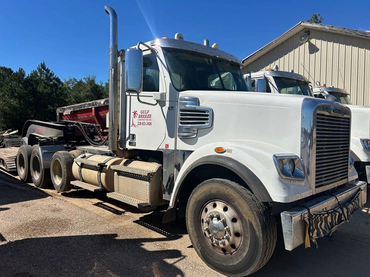 2020-freightliner-122sd-tri-axle-day-cab-truck-tractor-(180,573-miles)-image-1