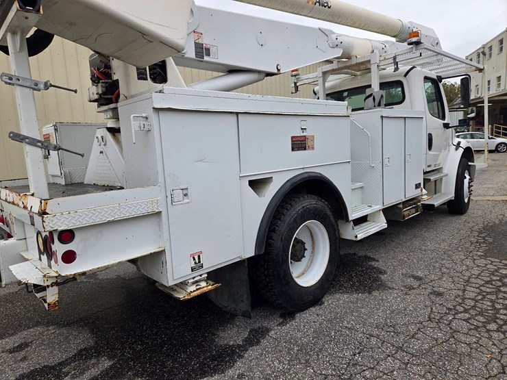 #1-•-2004-freightliner-bucket-truck-/-vin:-1vachdc04hn09591-/-35,152-miles-image-15