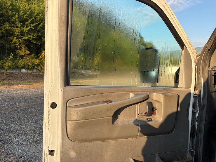 #4554-•-2015-chevrolet-express-work-van-image-18