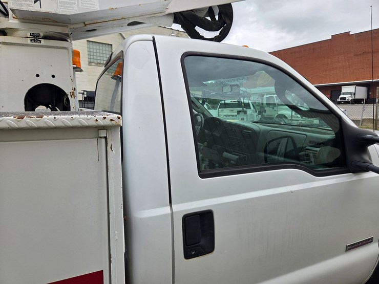 #4-•-2005-f-550-ford-small-bucket-truck-/-vin:-1fdaf56p16eb42272-/-75,475-miles-image-22