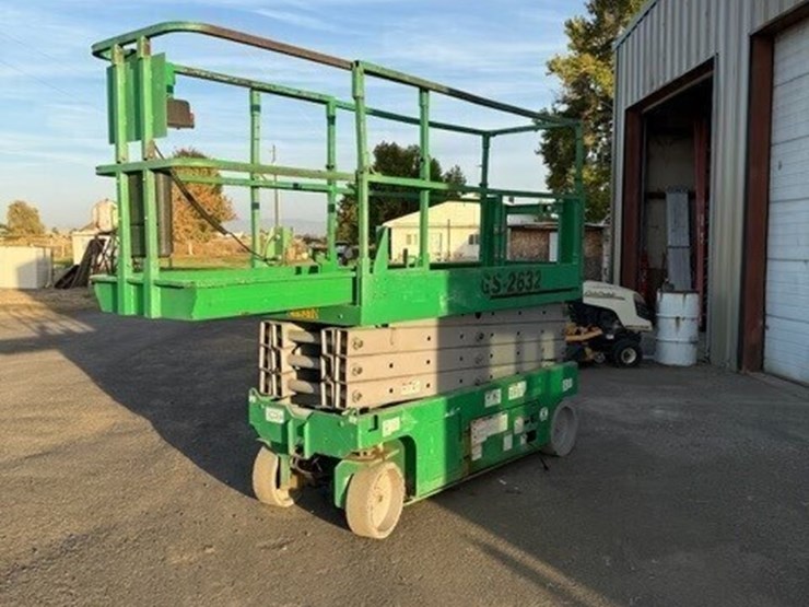 2008-genie-gs-2632-scissor-lift-image-2